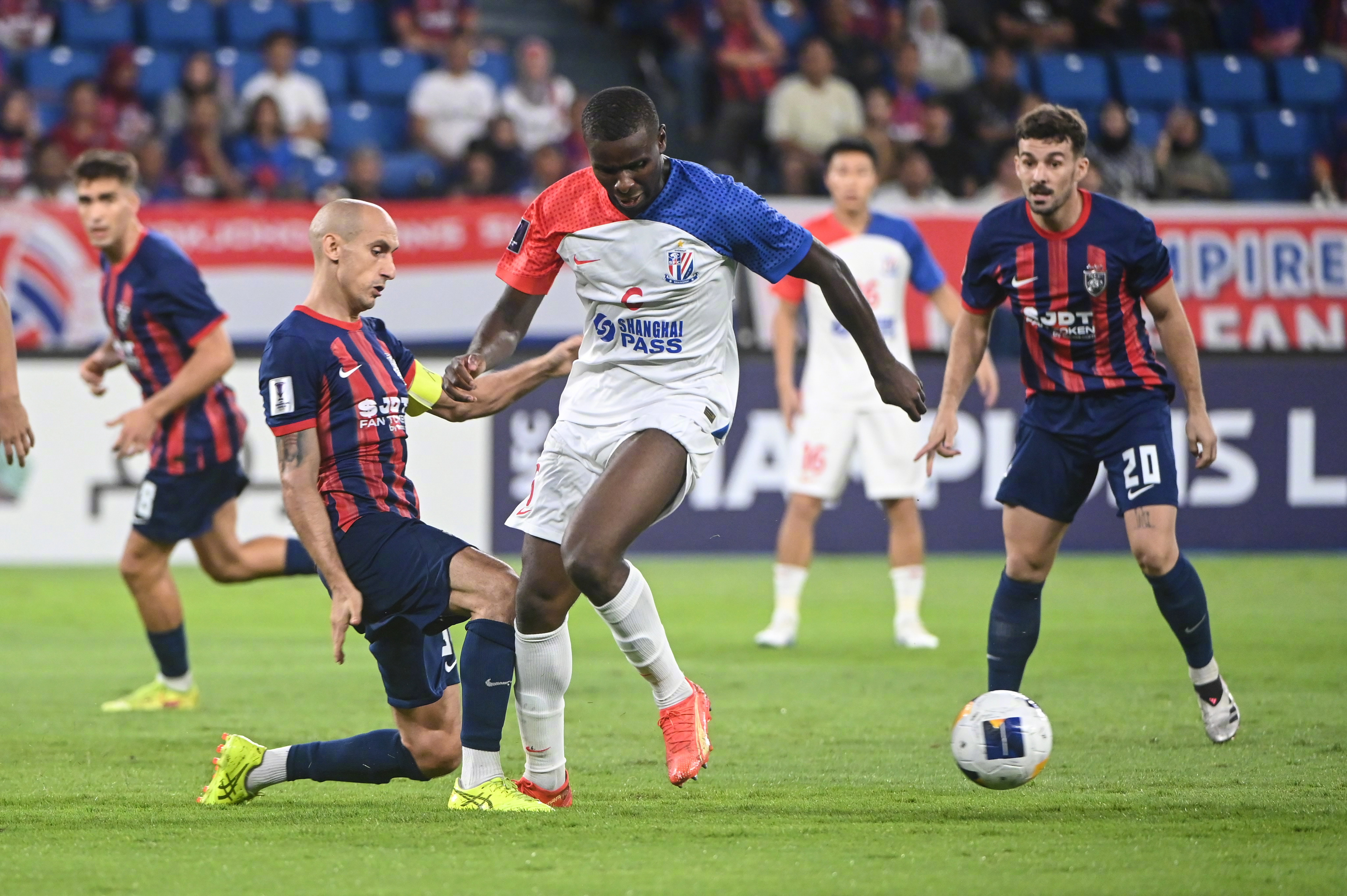 马来西亚队在亚洲俱乐部足球比赛中勇敢前行