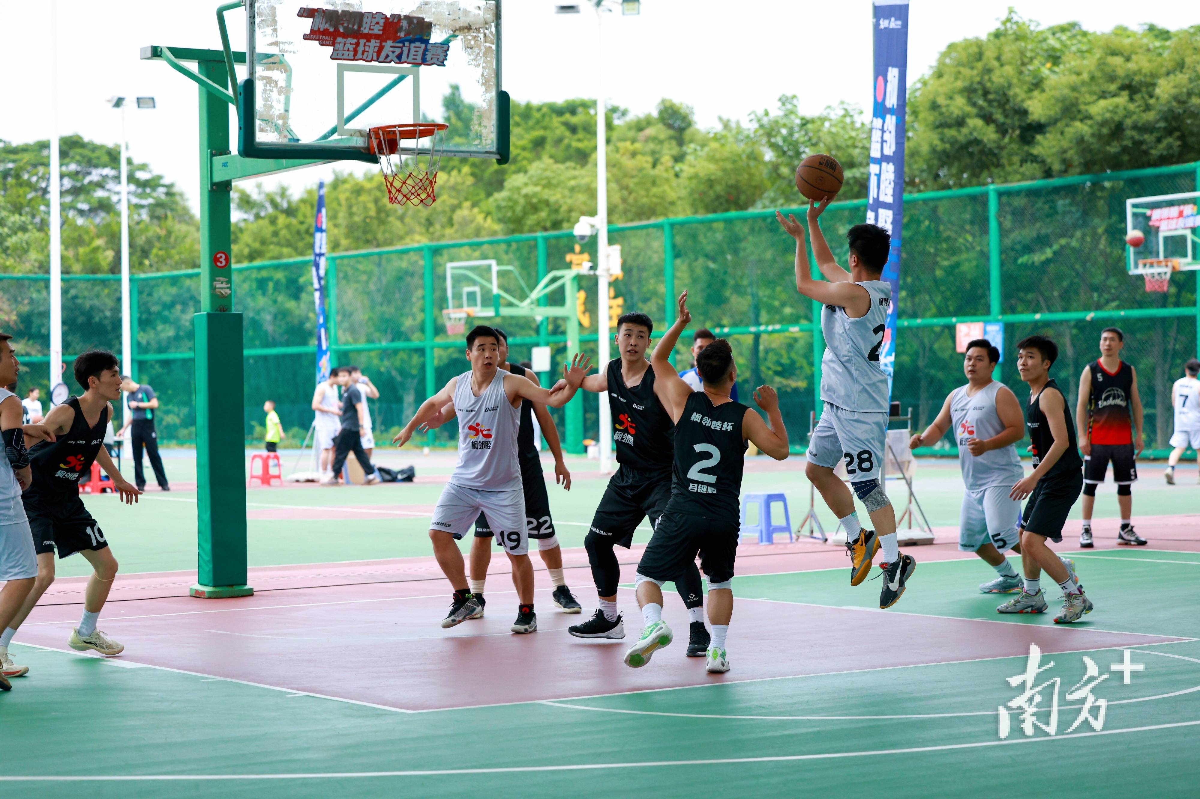 关于篮球比赛现场突发事故，裁判员紧急中止比赛的信息