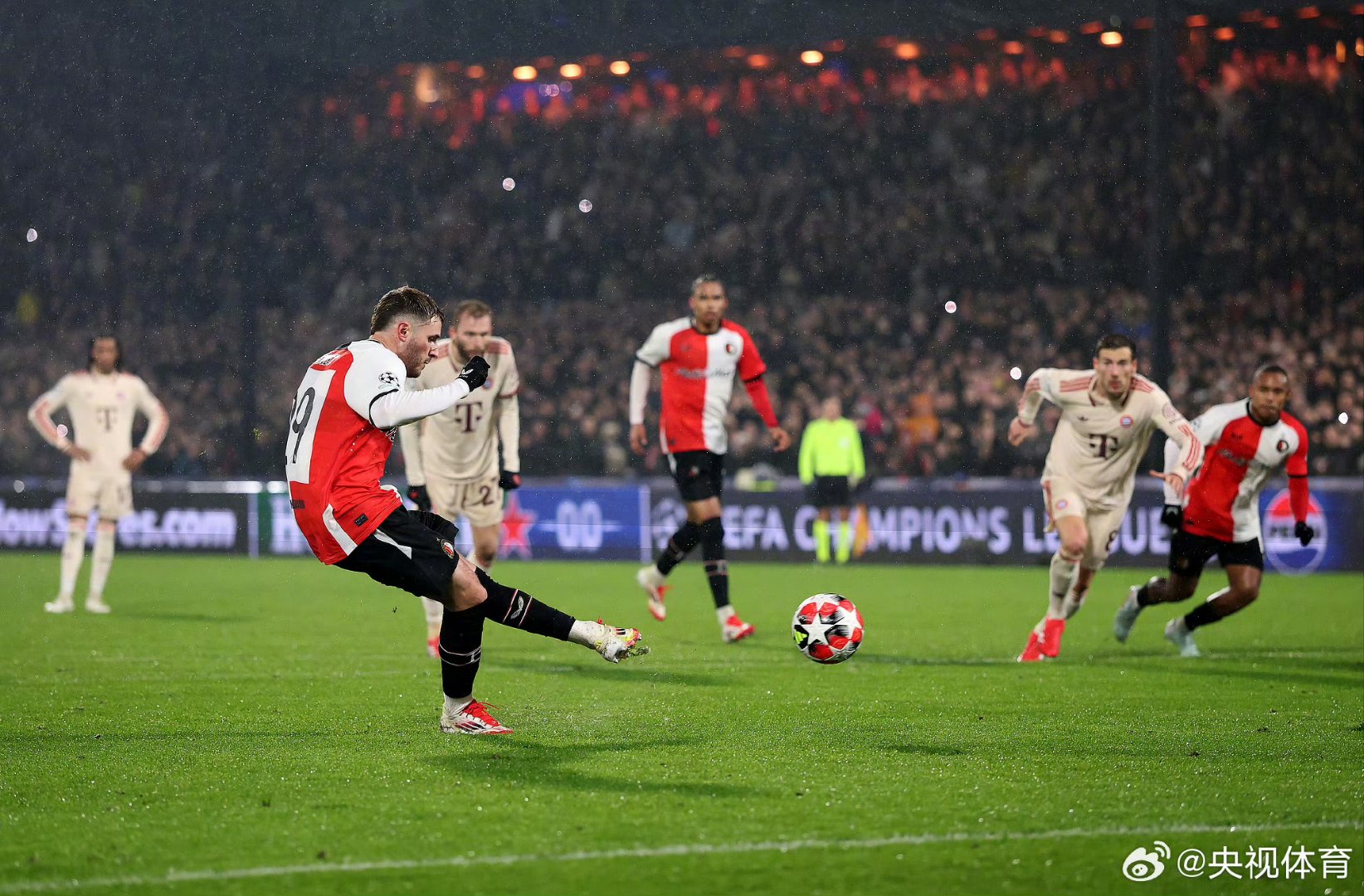 包含拜仁遭遇争议红牌，那不勒斯乘势反超比分完成逆转的词条