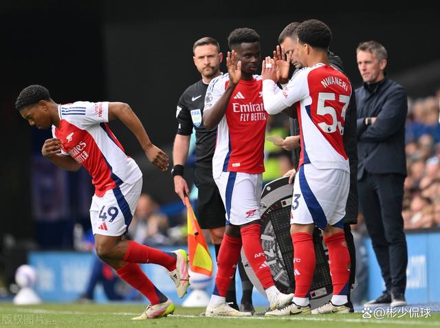 阿森纳场边指挥情绪激动，巴黎圣日耳曼队员怒摔水瓶的简单介绍