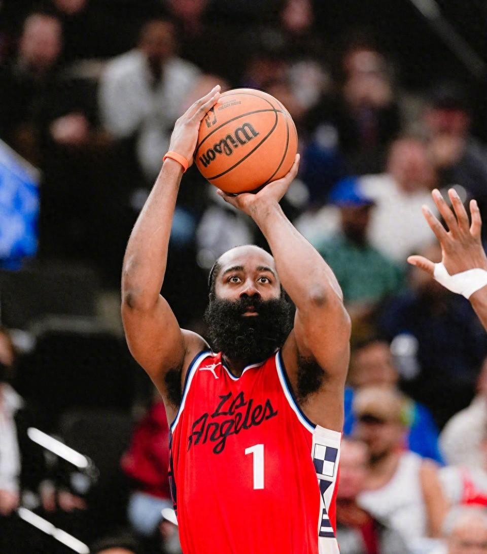  哈登回归赛场，回归赛场首场状态亮眼，公牛观众沸腾！