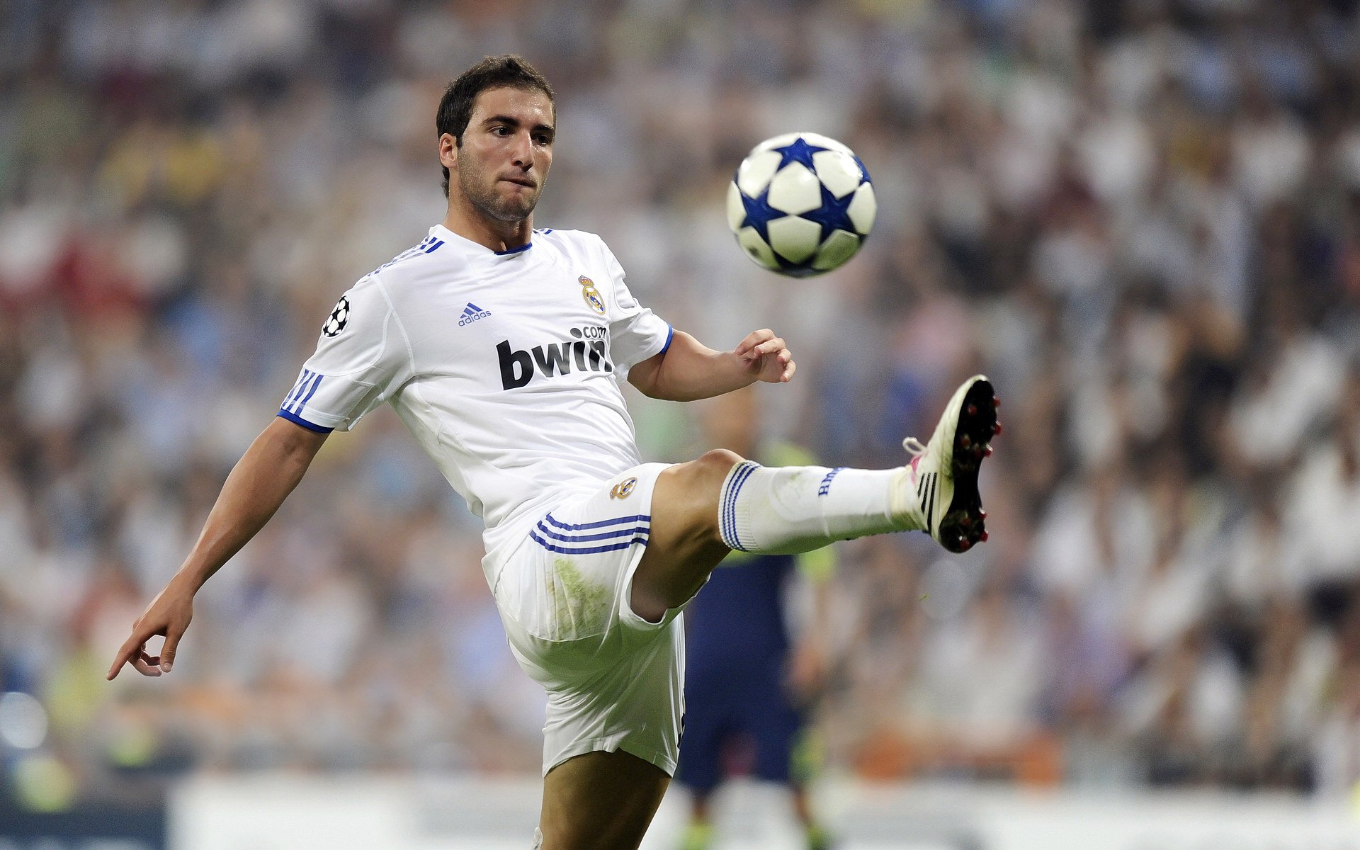 JackeyLove连续七场比赛得分超过败北，尤文图斯不断突破！赛场气氛高涨